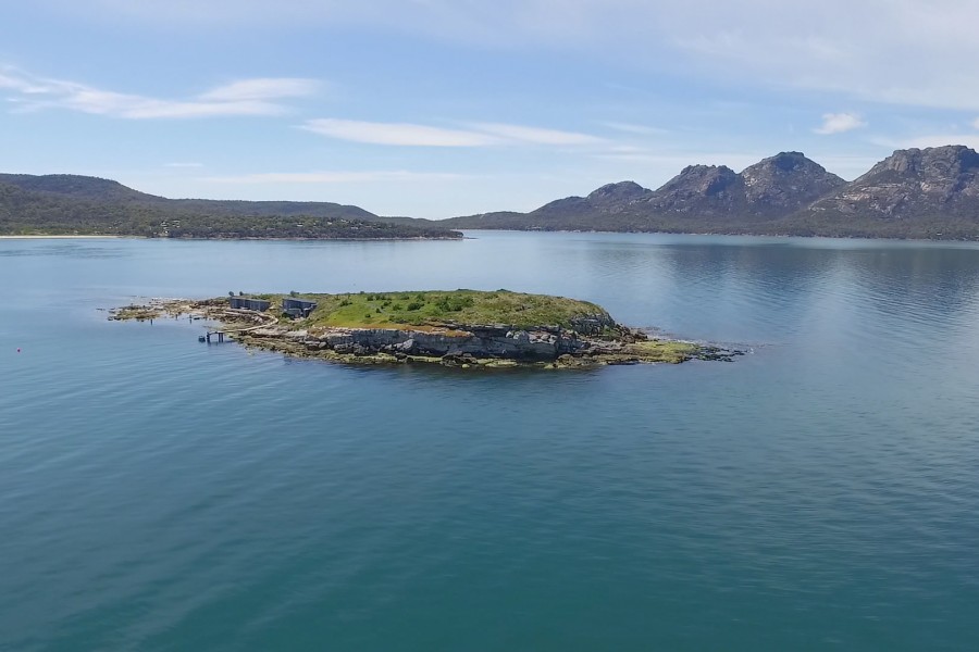 picnic island accommodation coles bay
